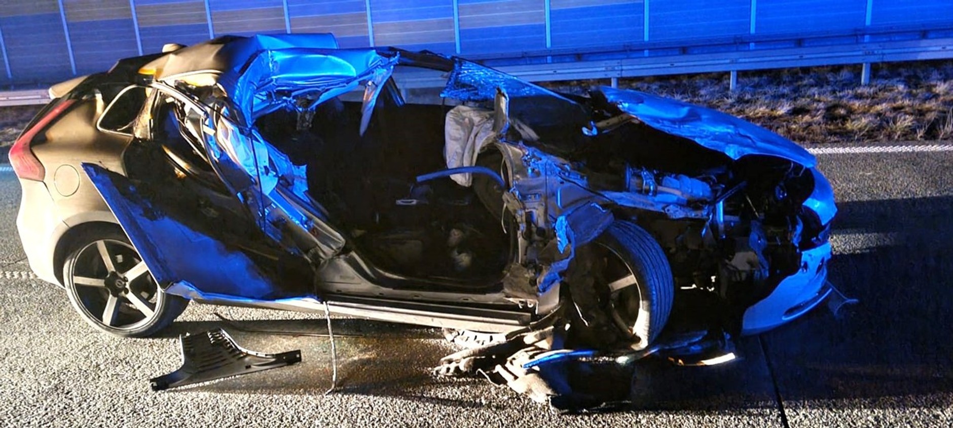 Uderzył w naczepę ciężarówki na S8 i uciekła