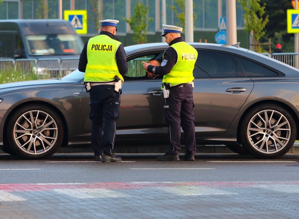"Rutynowa kontrola" na drodze. Kiedy policjanci mają prawo nas zatrzymać?