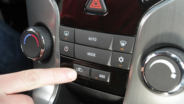 Tej funkcji w samochodzie nie nadużywaj. Oto, co się stanie, gdy nie wyłączysz w porę