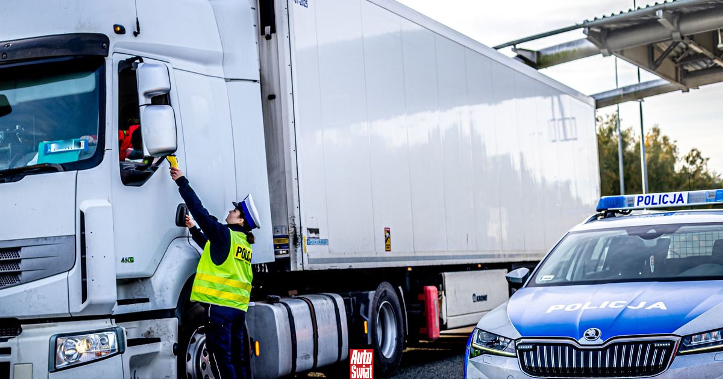 Policja pokazała nagranie z A4. Jechał na awaryjnych i odbijał się od barierek. Tirem