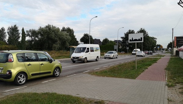 Wiesz, gdzie zaczyna się obszar zabudowany, ale gdzie się kończy? Znak D-42 wprowadza kierowców w błąd, a stawką utrata prawa jazdy