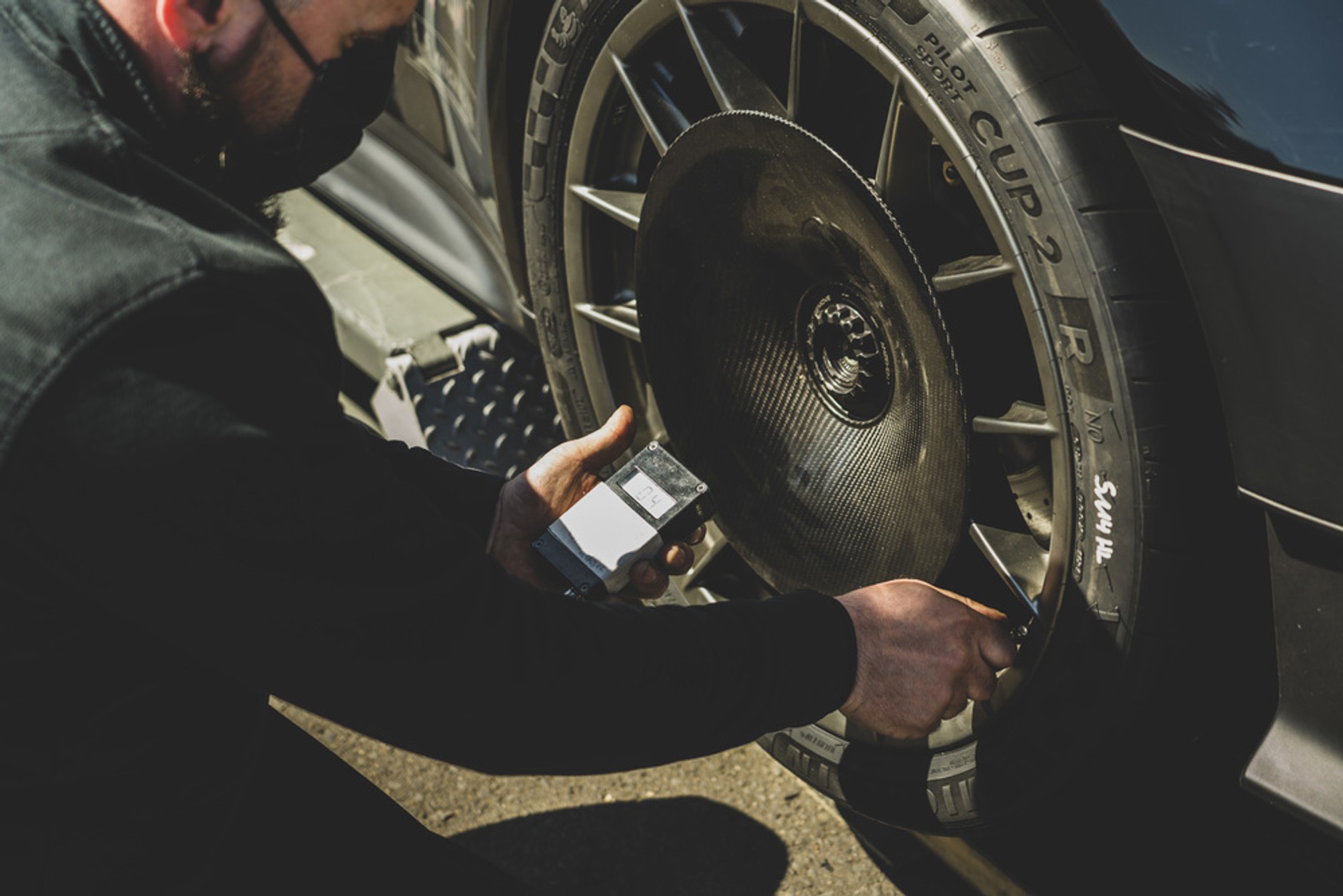 Porsche 911 GT2 RS z pakietem Manthey Performance Kit podczas bicia rekordu na Nürburgringu