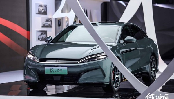 BYD Han L może ładować się z dwóch kabli naraz. 80 proc. w 10 minut na mrozie (!)
