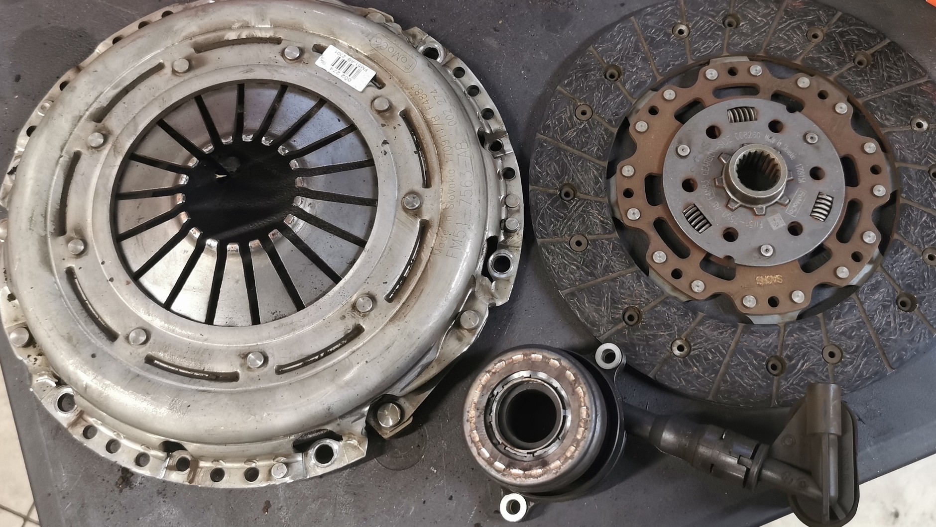 W tym samym modelu auta mogą być zamontowane różne typy części zamiennych