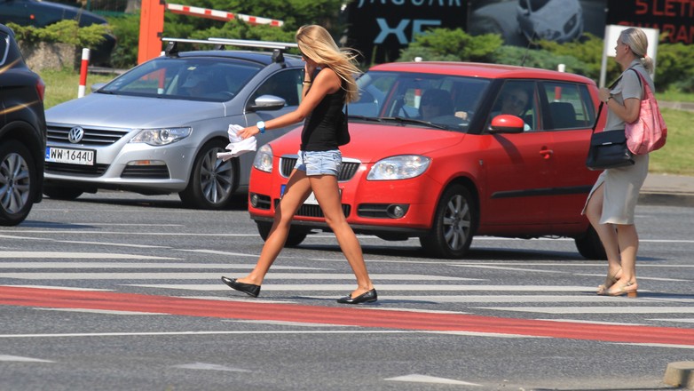 PIeszy z pierwszeństwem... jeszcze przed wejściem na pasy. Ma być jak w Europie, ale czy się sprawdzi w Polsce?