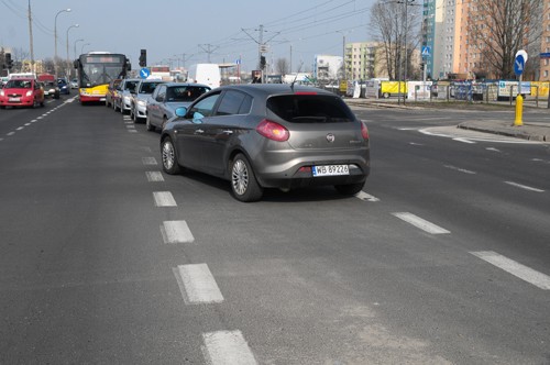 Skręcanie w lewo na dużych skrzyżowaniach może powodować trudności. Kierowcy czasem nie wiedzą, którą stroną się minąć