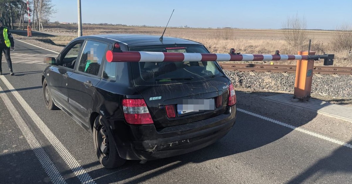 Utknęła na przejeździe