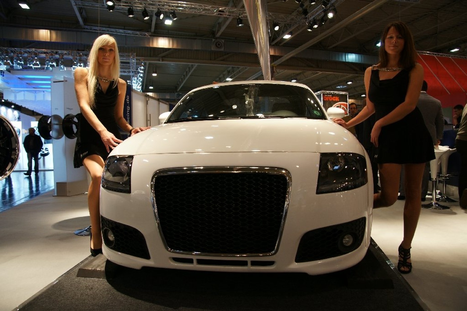 Essen Motor Show 2009: gorące dziewczyny i szybkie maszyny