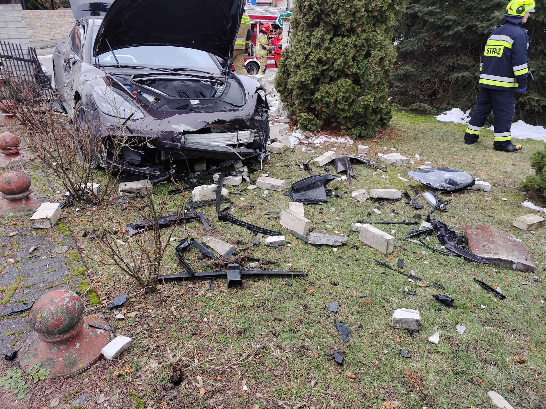 Spieszyli się do kościoła. Przebili się przez ogrodzenie plebanii