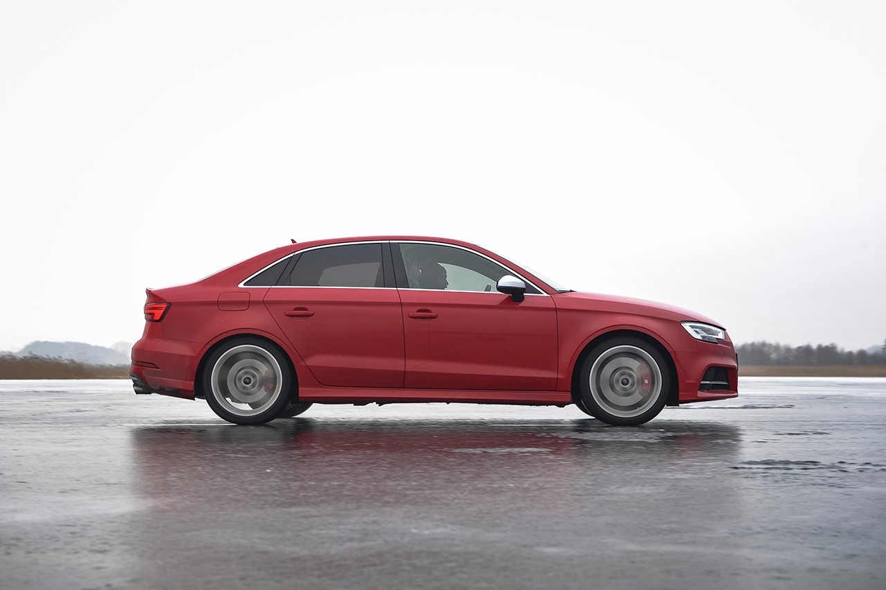 Hamowanie na lodzie: podczas testów na tafli zamarzniętego jeziora drogi hamowania liczyliśmy w setkach metrów