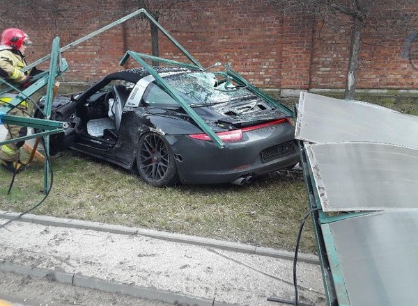 Porsche 911 skosiło przystanek w Łodzi. "Pięć dni, k***a, miałem to auto" [WIDEO]
