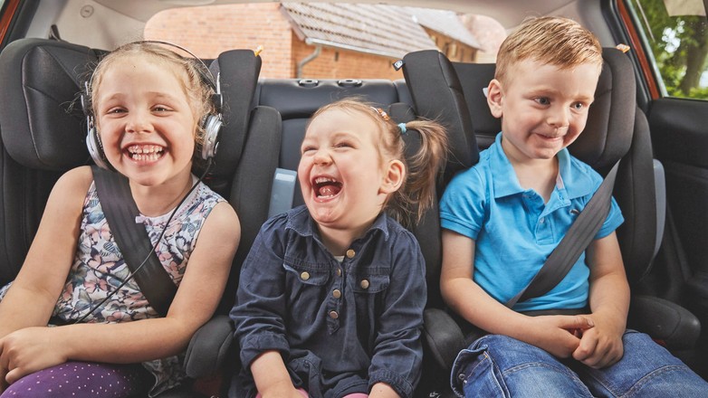 Jak przewozić dzieci? Przepisy, zasady bezpieczeństwa, foteliki