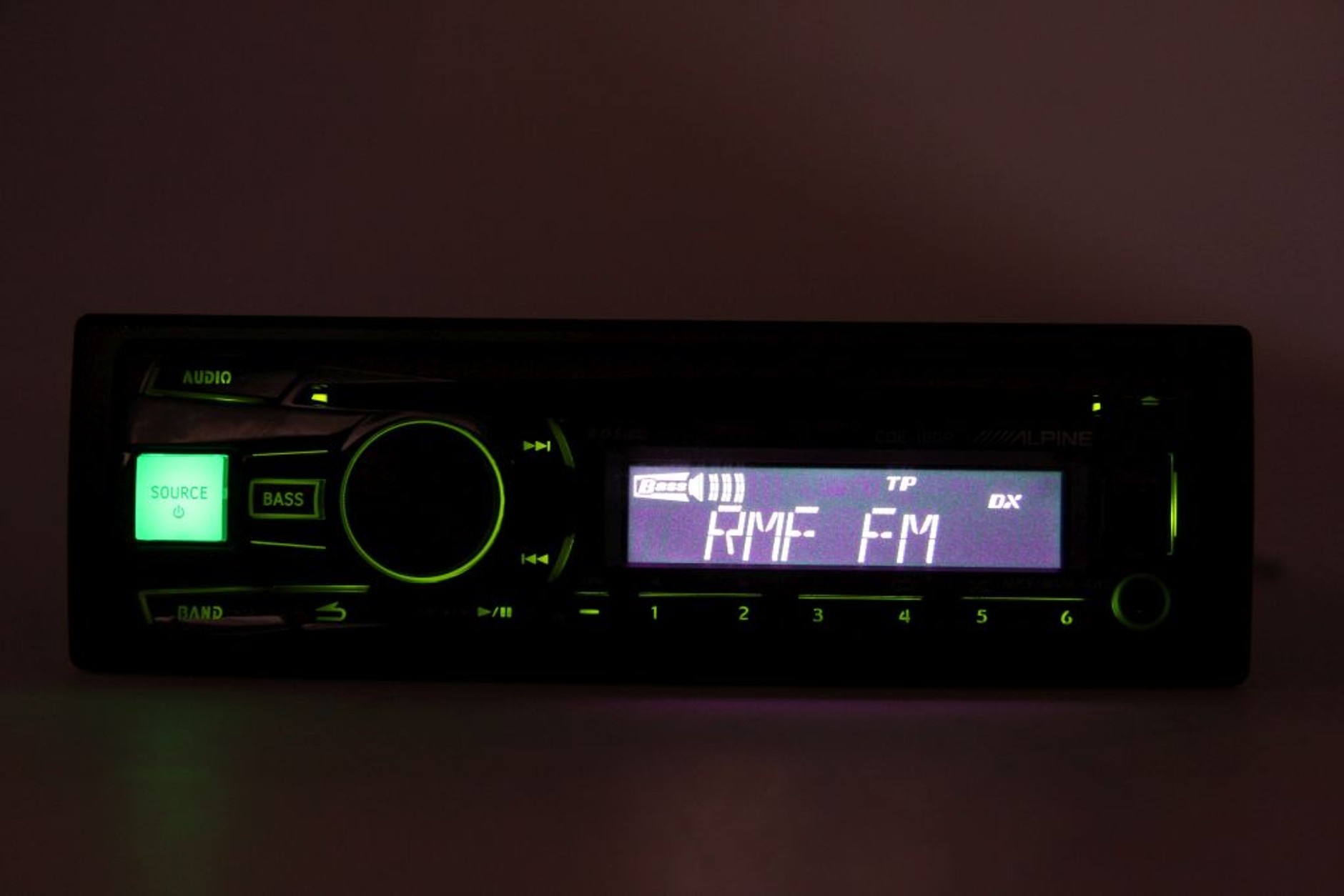Co ważne: w Alpine CDE-180R podświetlenie sensownie zaprojektowano a wyświetlacz nie ma migających gadżetów.