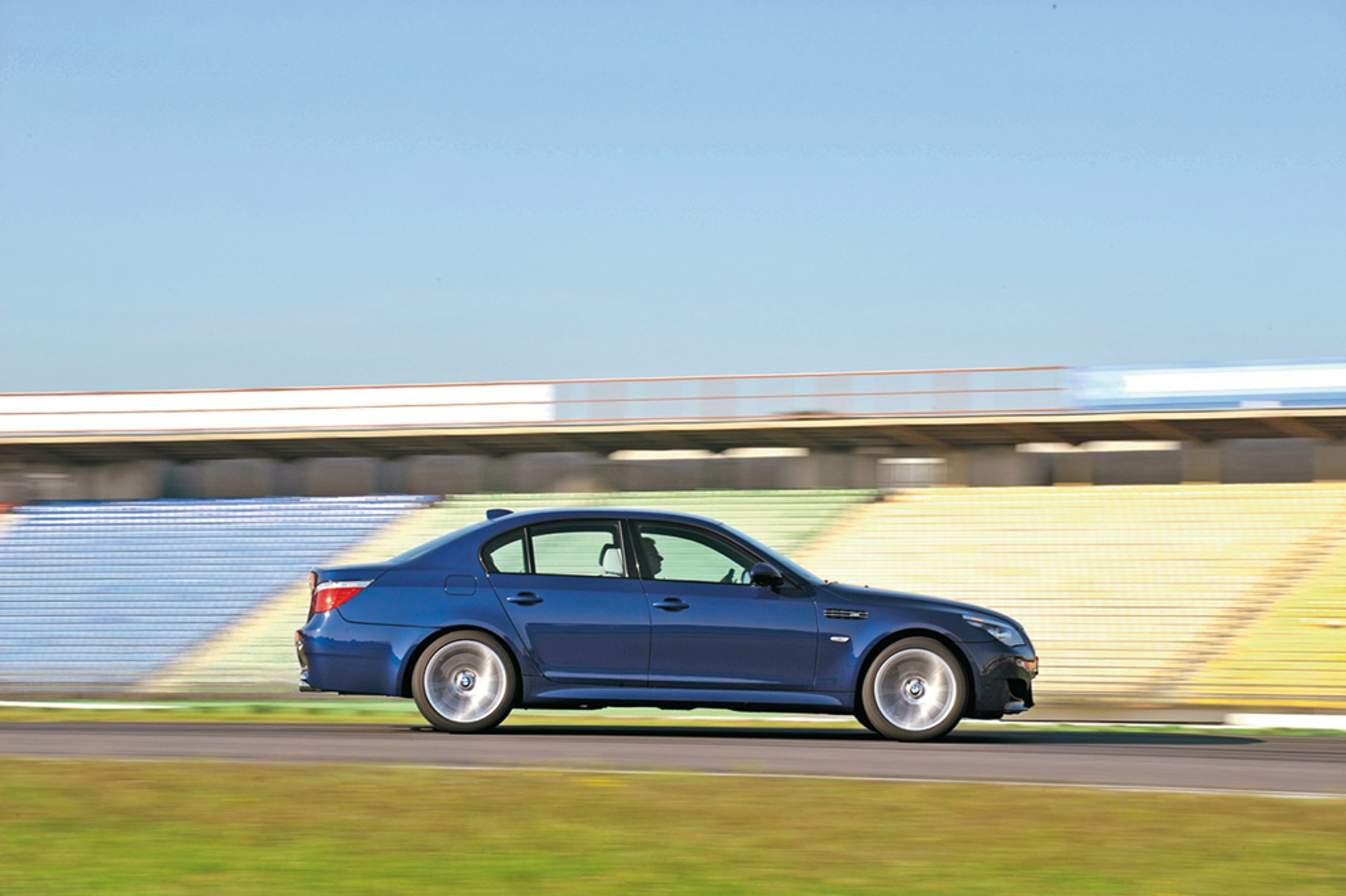 Audi RS6 kontra Mercedes E 63 AMG, BMW M5 i Jaguar XF - RockNroll, czyli 2122 KM