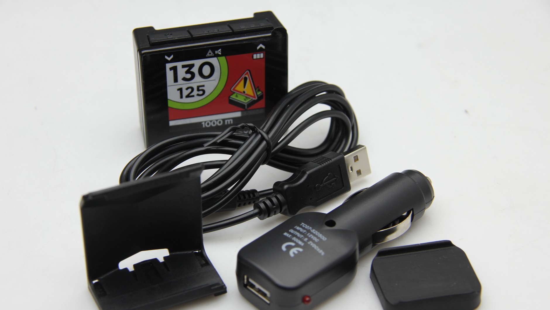 Zestaw startowy: uchwyt, podstawka z klejem, zasilacz oraz osobny przewód z gniazdami USB i microUSB
