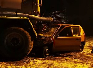Fiatem Seicento w beczkowóz. Kierowca małym autem zniszczył wielki pojazd