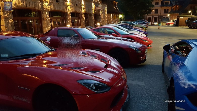 Wyprawa supersamochodów do Zakopanego zakończona utratą prawa jazdy