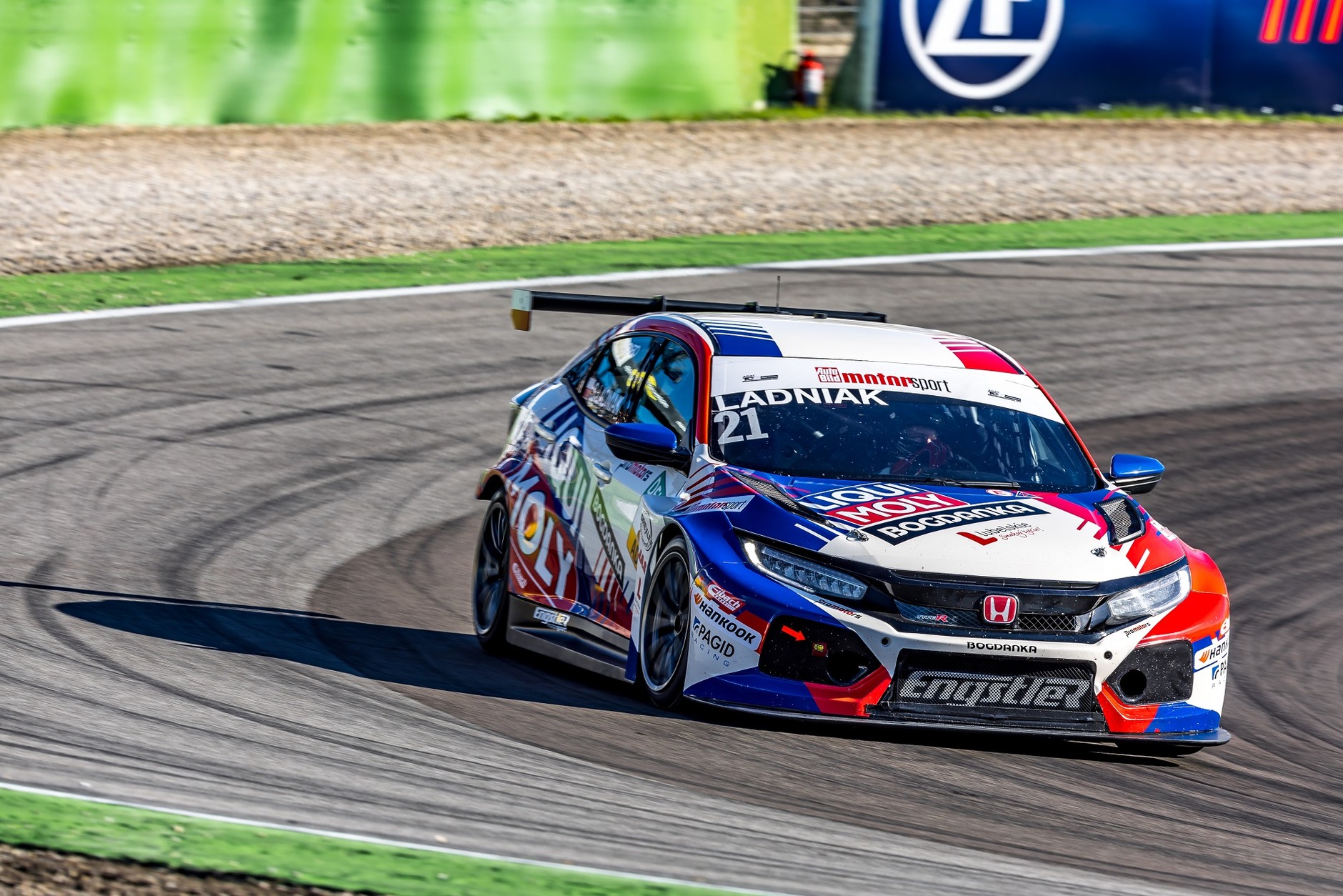 Szymon Ładniak za kierownicą swojej wyścigowej Hondy
