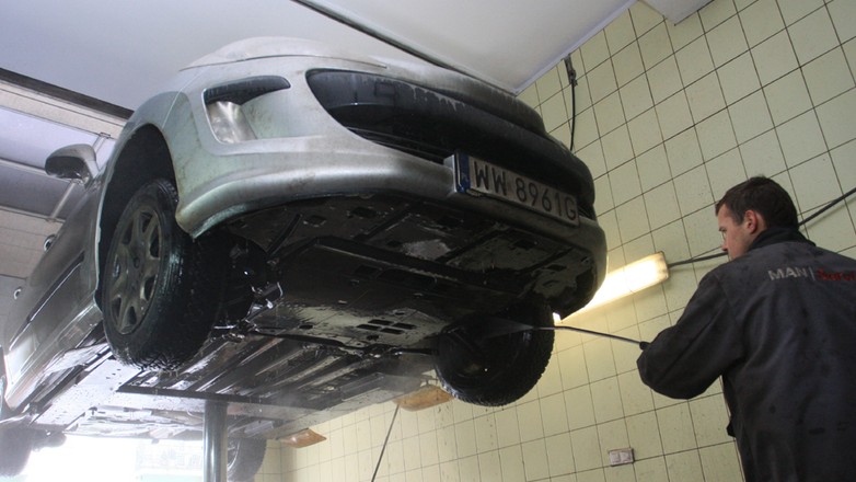 Czas zmyć z auta pozostałości po zimie