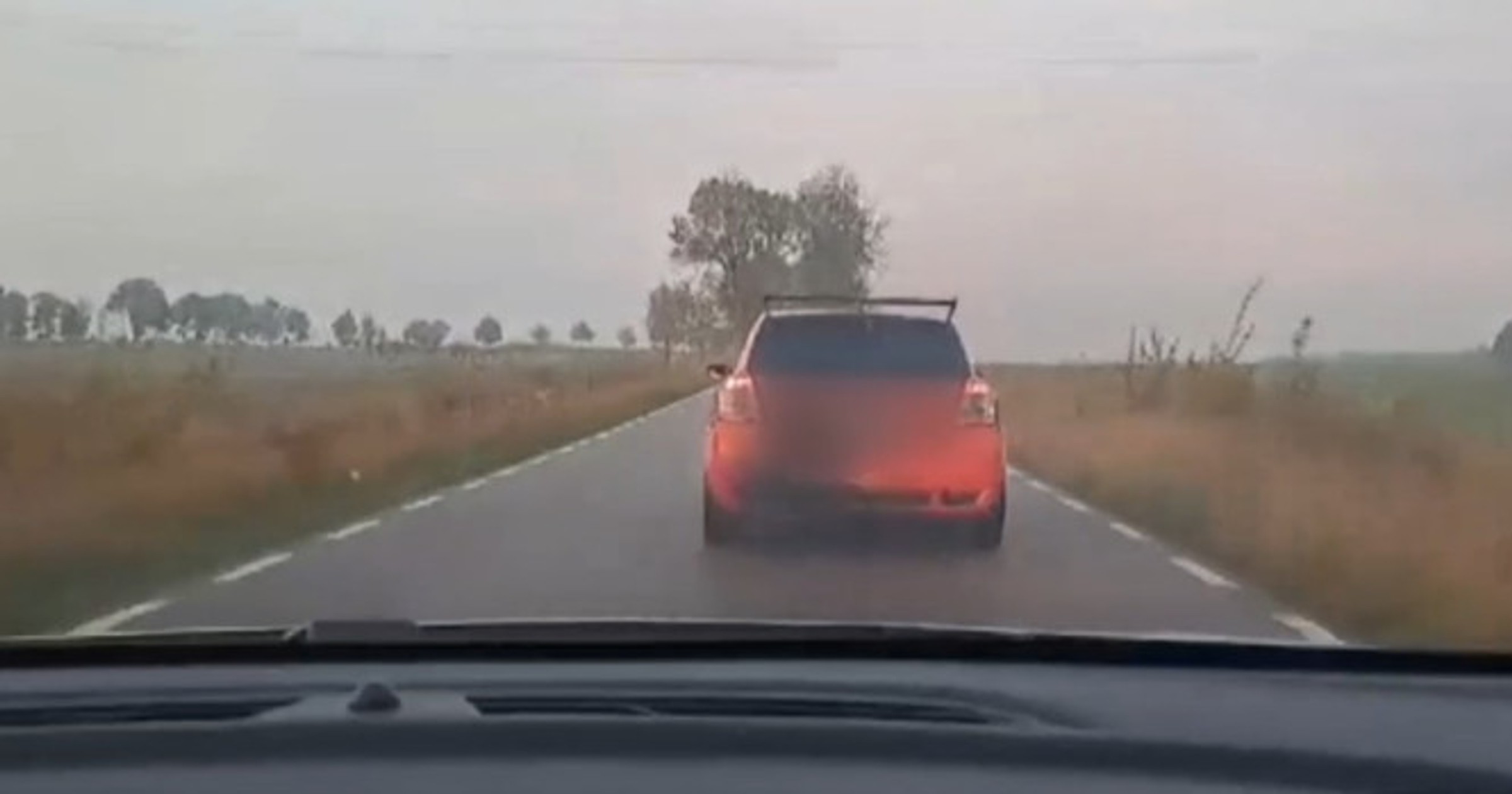 To był pościg jak z filmu: Kierowca fiata staranował policjanta