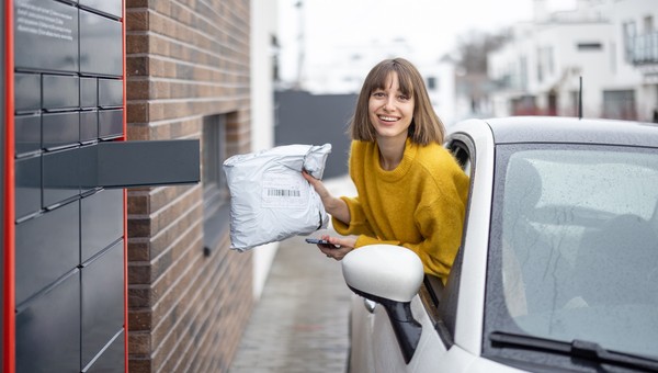 InPost zaskoczył kierowców nową funkcją. Otworzysz paczkomat na ekranie w aucie