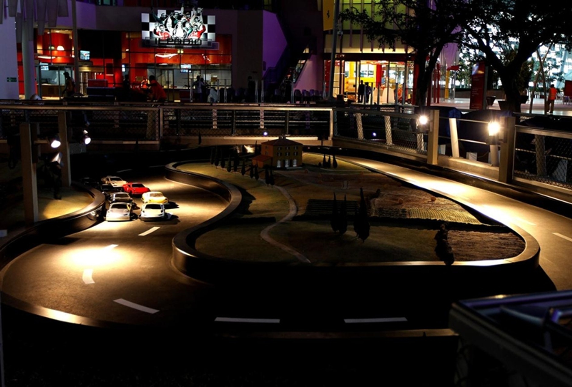 Ferrari World Abu Dhabi zaprasza