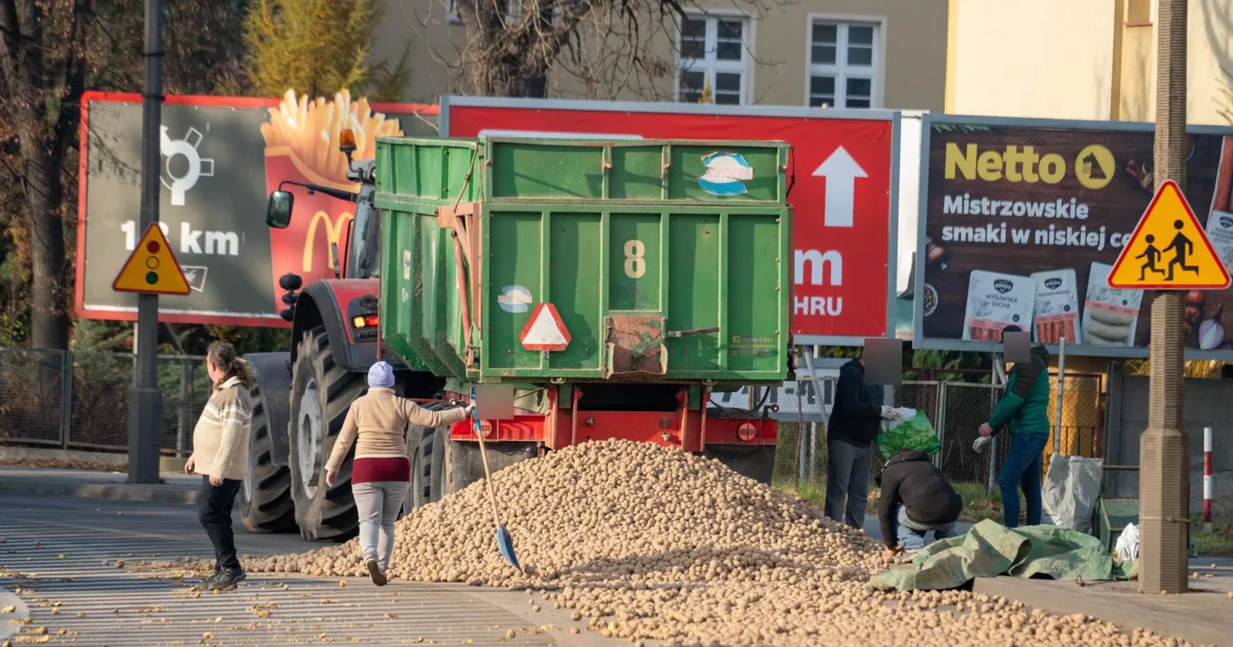 W Oławie na ulicę rozsypała się góra ziemniaków
