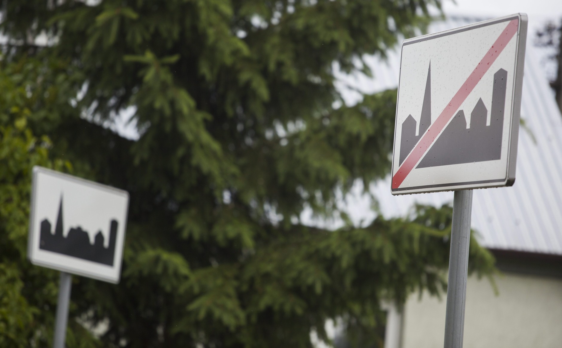 Znaki D-42 (po lewej) i D-43 (po prawej)