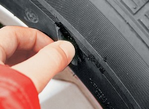 Uszkodziłeś jedną oponę? Ubezpieczyciel musi odkupić dwie. Tyle teorii
