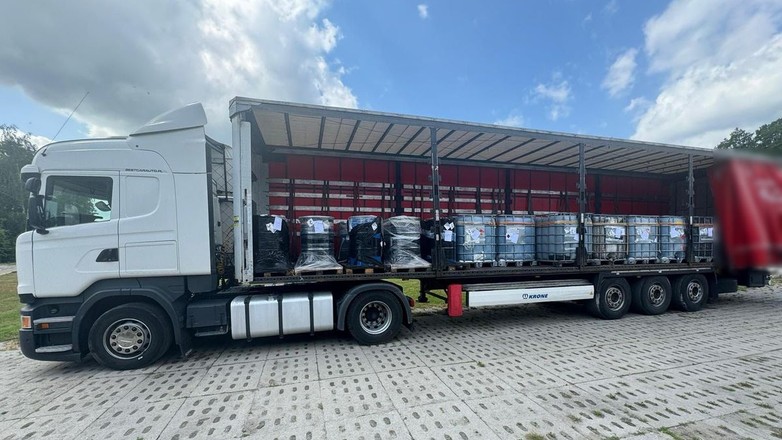 TIR z niebezpiecznymi substancjami