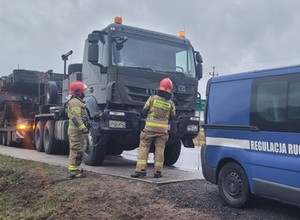 Niecodzienny wypadek na Mazowszu. Wymusił pierwszeństwo na kolumnie z czołgiem
