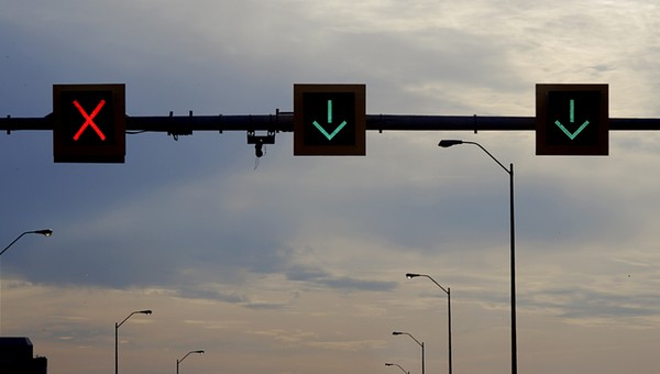 Kierowcy bezrefleksyjnie gapią się w "X". Już ponad tysiąc osób dostało za to mandat
