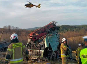 Ciężarówka z drewnem spadła ze skarpy na Podkarpaciu