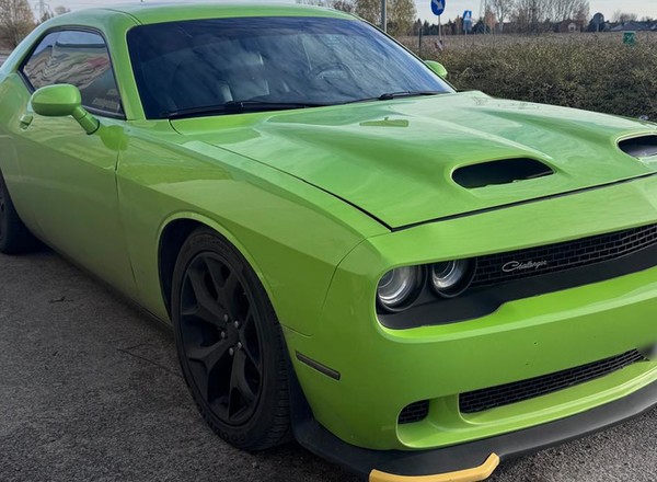 Dodge Challenger zwracał na siebie uwagę. Policjanci użyli decybelomierza