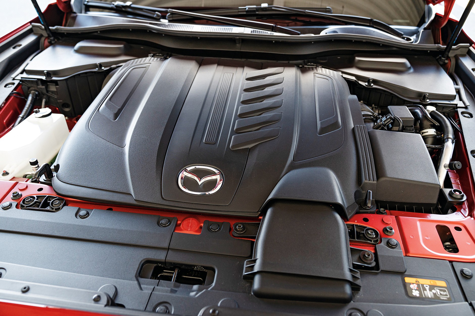 Mazda CX-60: silnik Diesla ukryto pod plastikową pokrywą. 