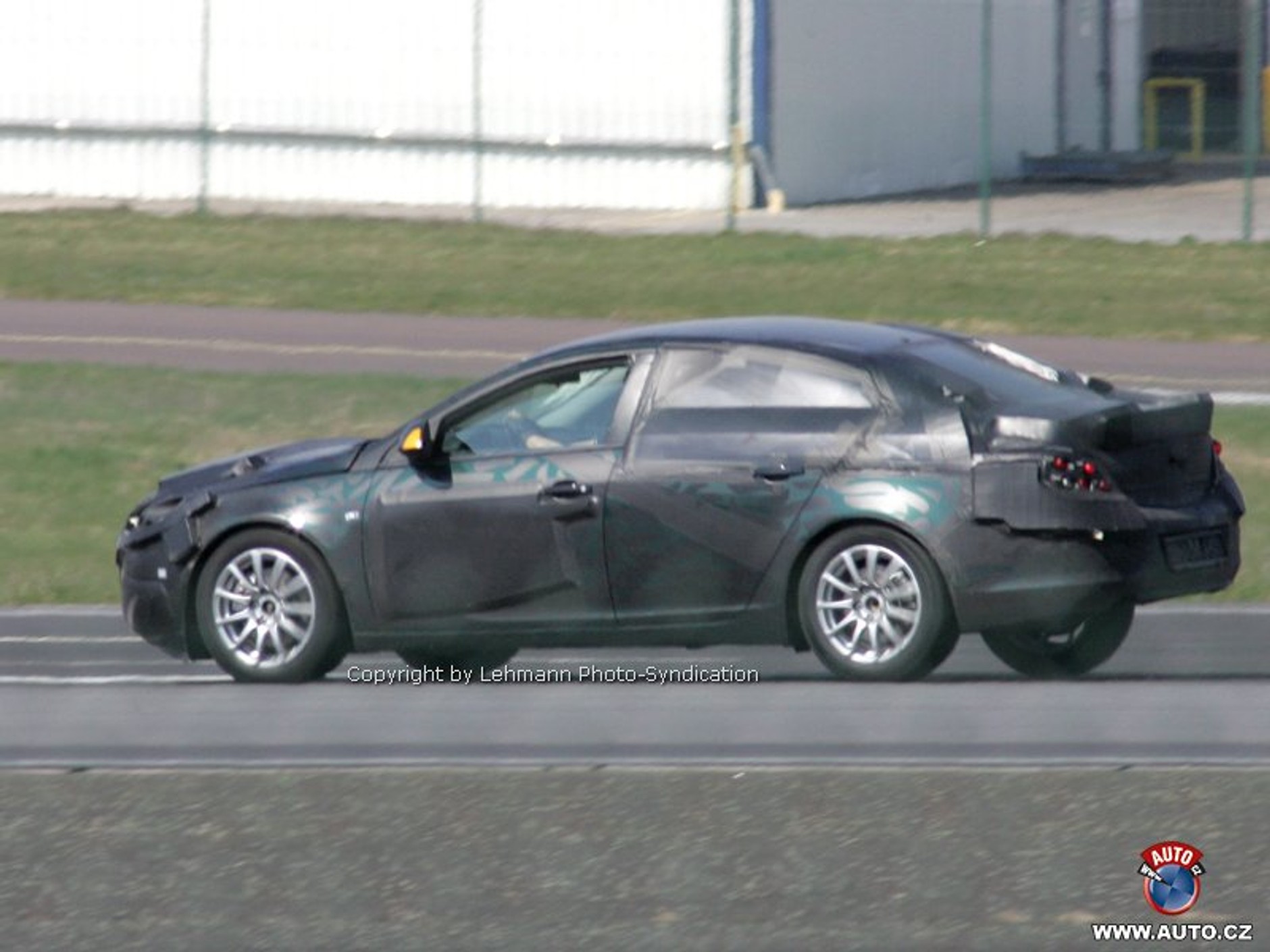 Zdjęcia szpiegowskie: nowy Opel Vectra już we Frankfurcie