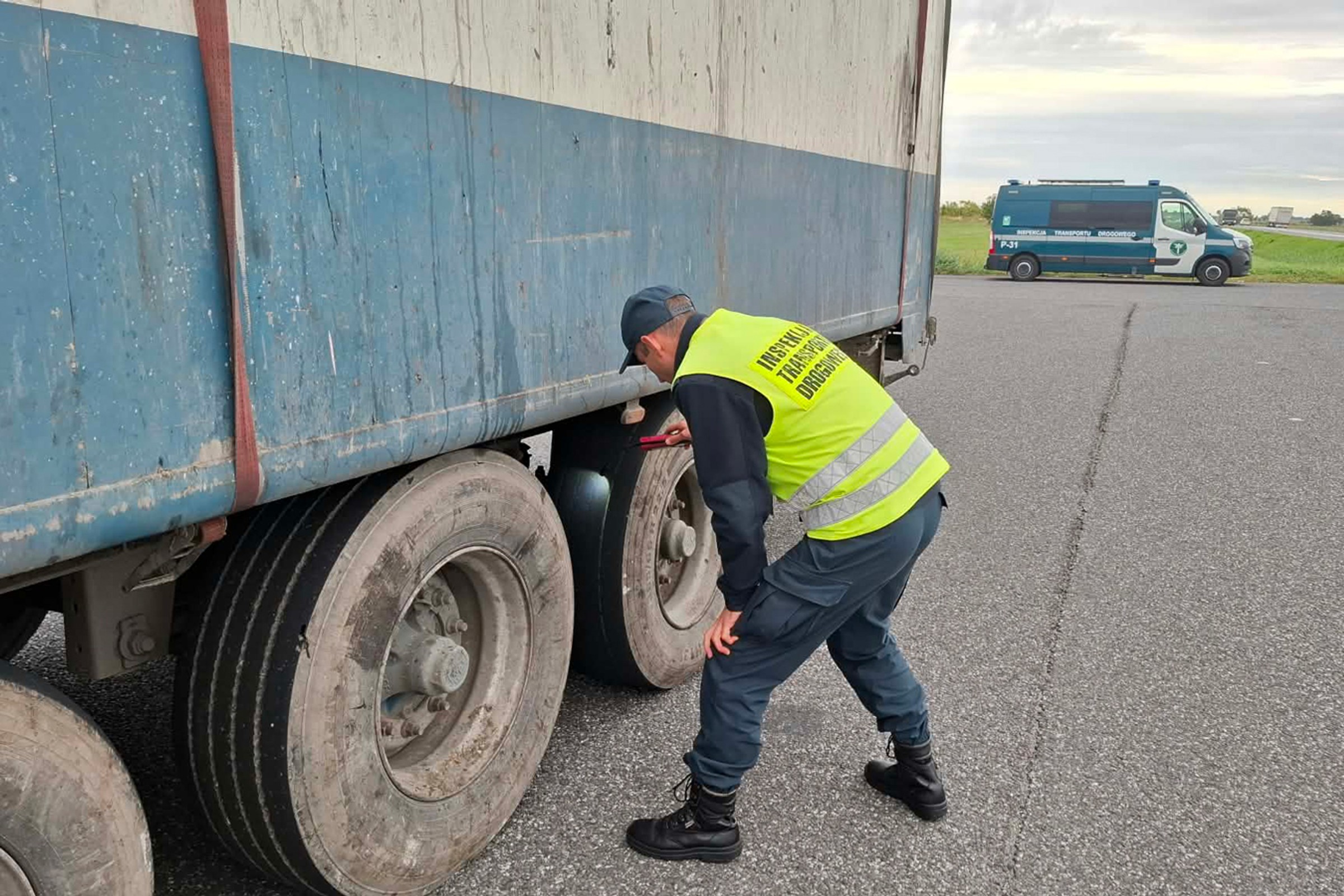 Jesienne żniwa ITD: z jednego tira wyciekały śmieci, drugi nielegalnie wiózł świnie