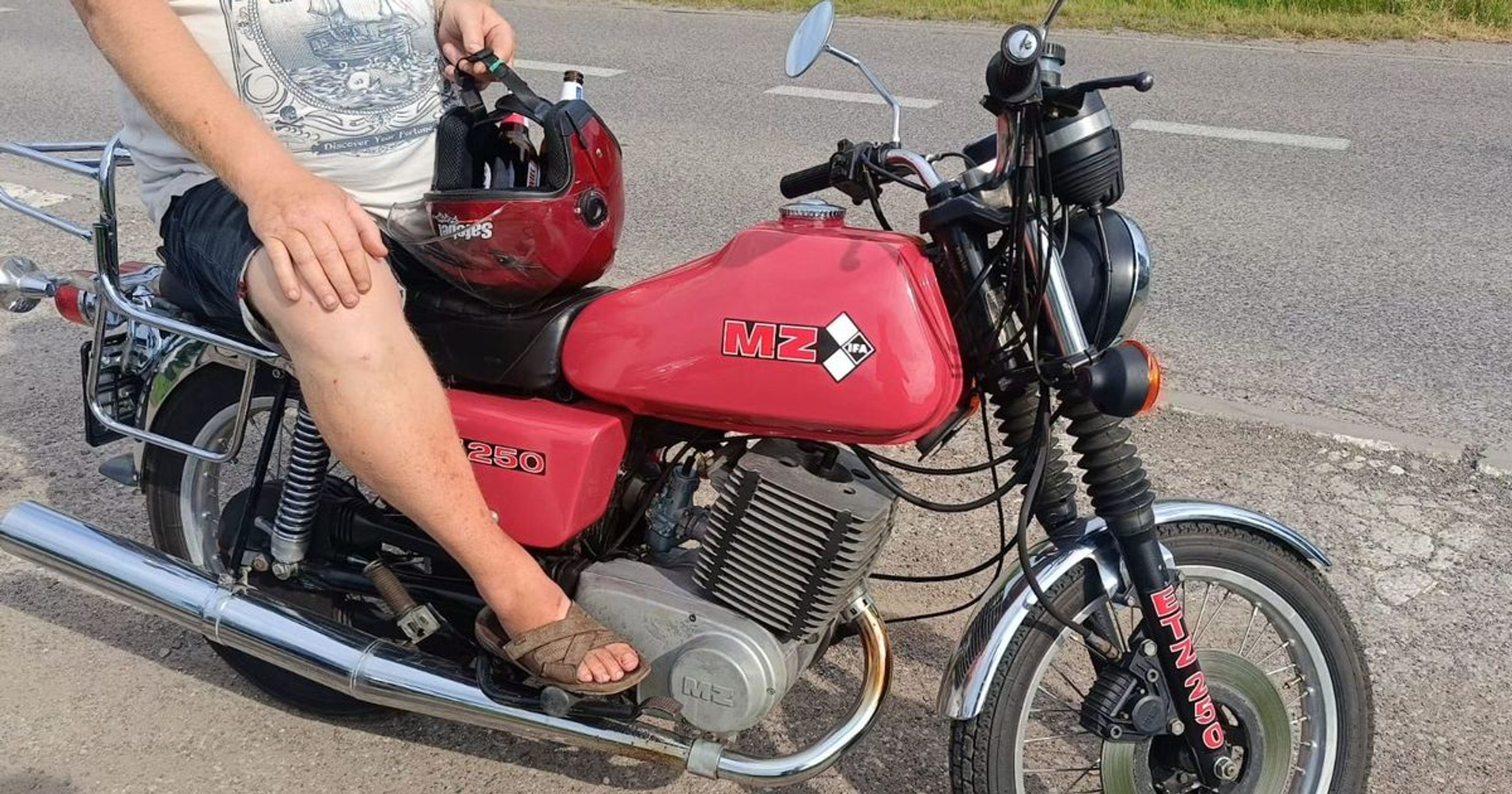 Policjanci zatrzymali motocyklistę. Jechał bez kasku, a to, co w nim wiózł wprawiło ich w osłupienie