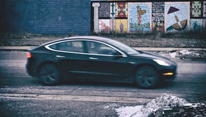 Tesla – zobacz, jak źle zrobione są auta, o które biją się klienci