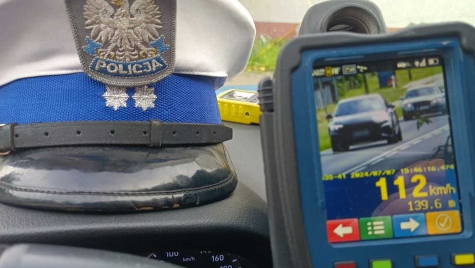 Policjanci zauważyli Audi w pobliżu przejścia dla pieszych. Jechało stanowczo "zbyt dynamicznie"