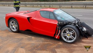 Ferrari Enzo rozbite na niemieckiej autostradzie. Prawdopodobnie nie prowadził właściciel