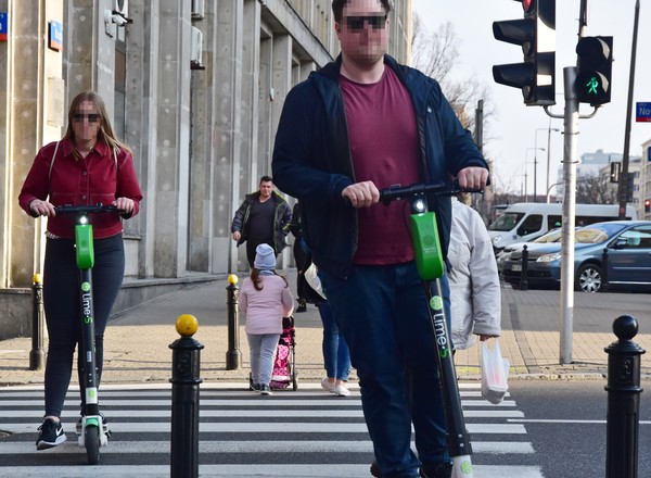 Hulajnogi elektryczne wyrzucone  z chodników. Znamy projekt ustawy o UTO