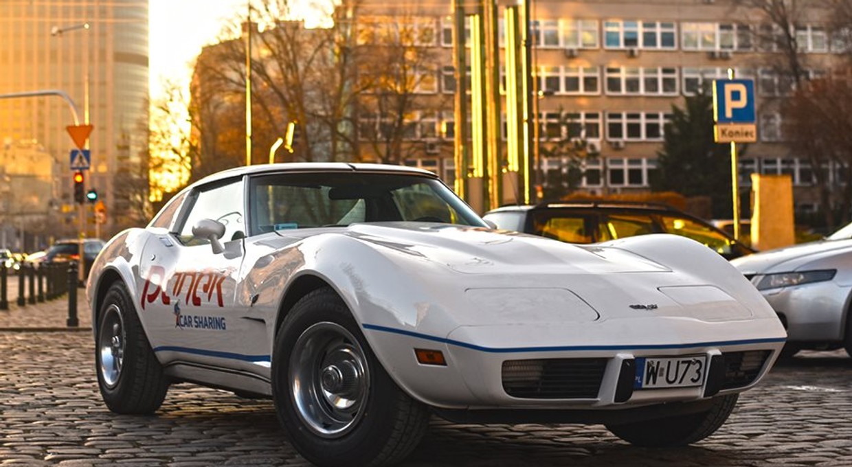 Corvette, Duży Fiat, Syrena czy chiński elektryk - najciekawsze auta do wypożyczenia na minuty