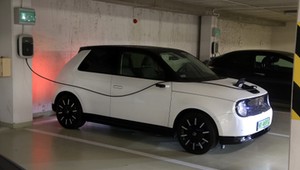 Na wiele godzin utknęli na parkingu. Uwięził ich... kabel do ładowania