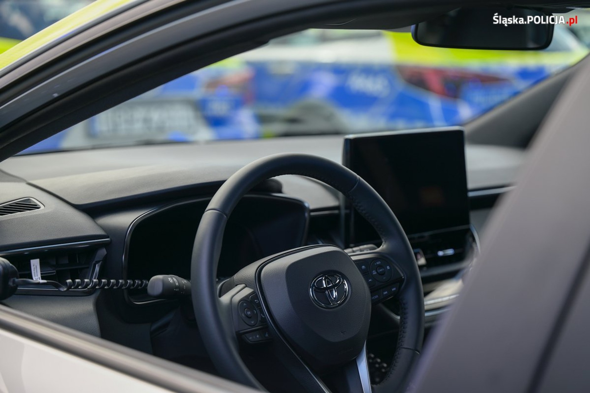 Policjanci ze Śląska dostali nowe radiowozy. Są hybrydowe