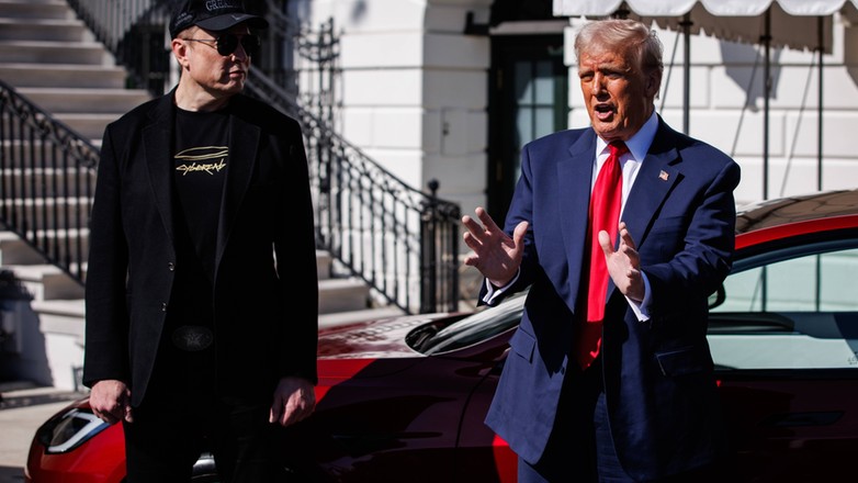 Elon Musk i Donald Trump przy Tesli, marzec 2025 r.