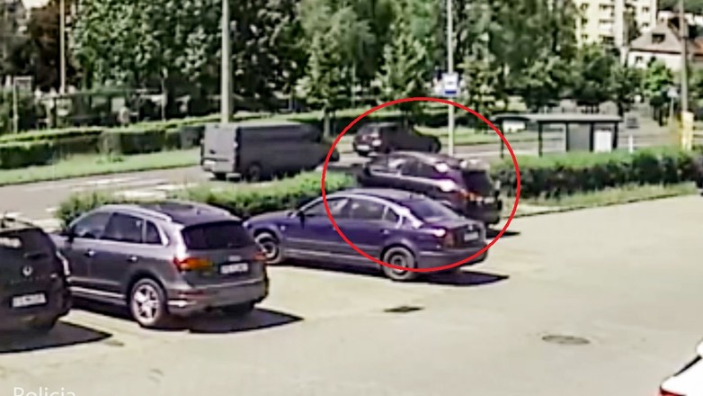 Policjanci poszukują kierowcy, który w Gorzowie Wielkopolskim przejechał przez żywopłot, po czym uderzył w zaparkowany samochód