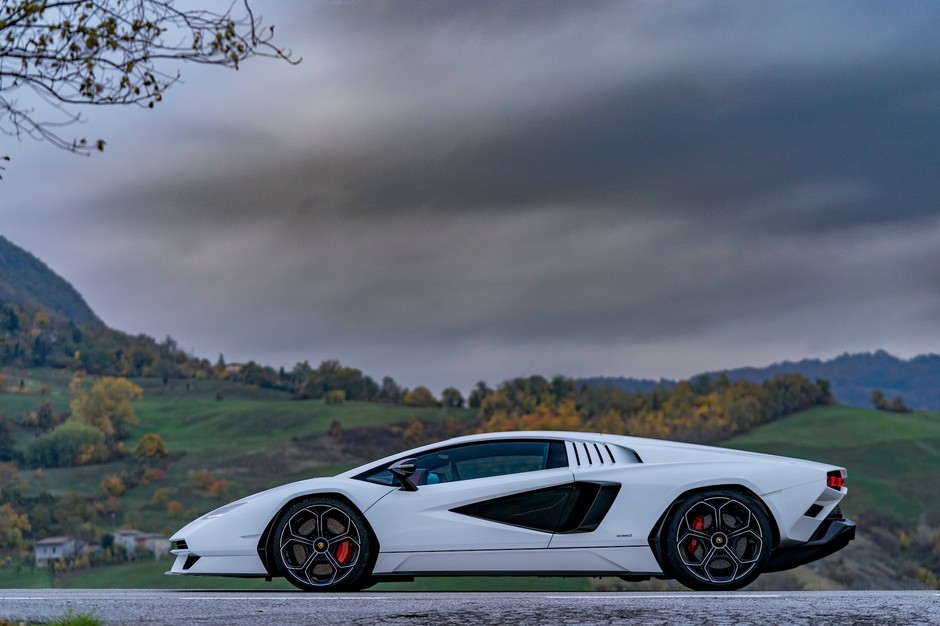 Lamborghini Countach LPI 800-4 rusza w drogę