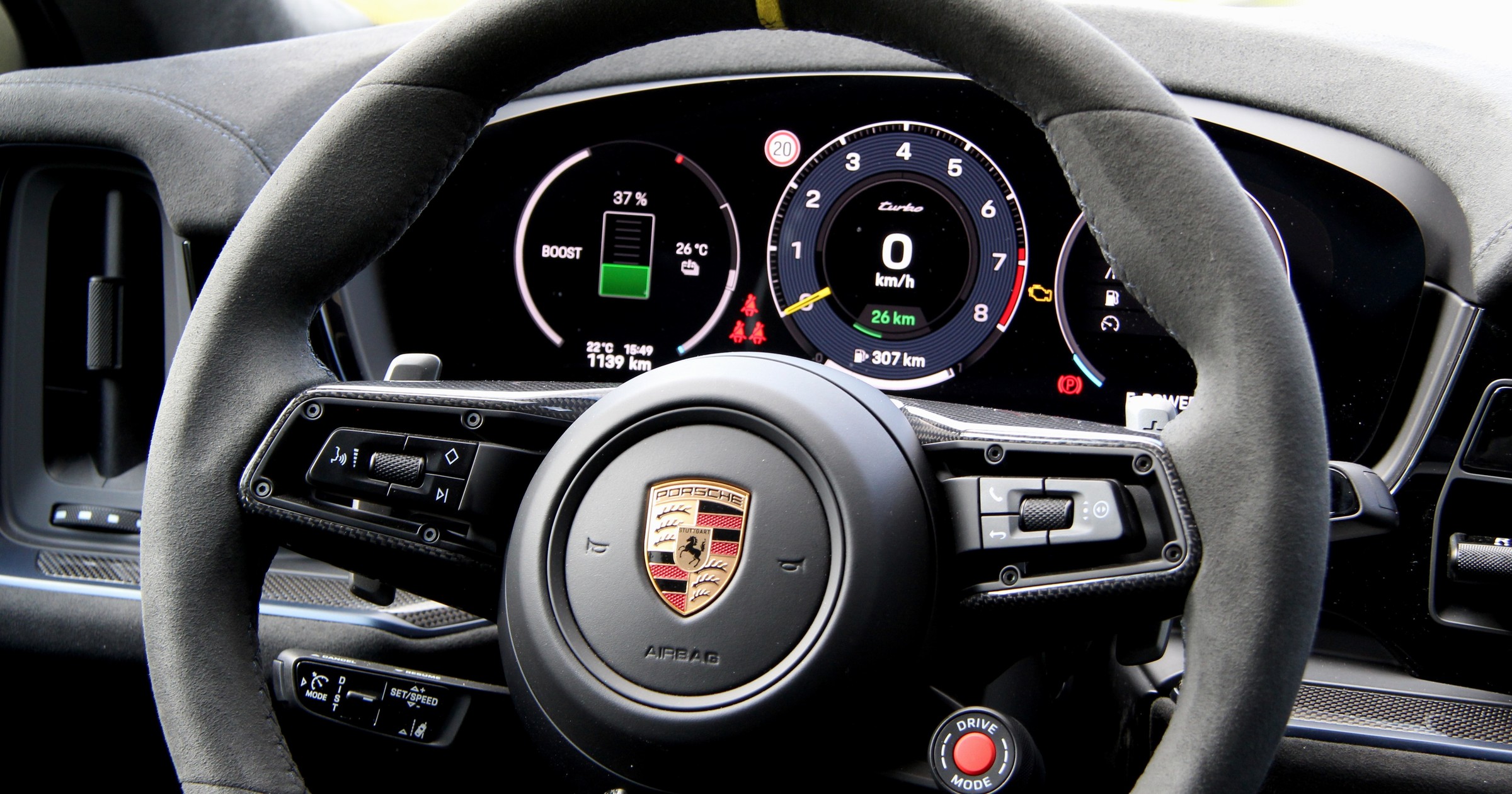 Kierownica Porsche, a za nią cyfrowy prędkościomierz