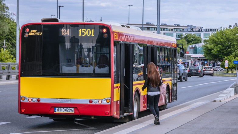 Autobus na przystanku – zdjęcie ilustracyjne